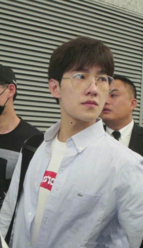 杨洋机场最新爆料,帅气偶像机场造型曝光,粉丝尖叫不已! 第3张 杨洋机场最新爆料,帅气偶像机场造型曝光,粉丝尖叫不已! 第3张